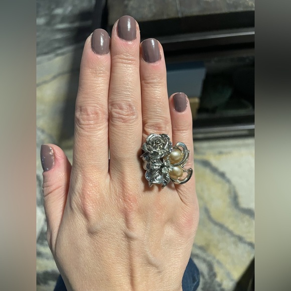 Beautifully crafted statement rose and pearl ring, 6 adjustable up or down! - Picture 3 of 5